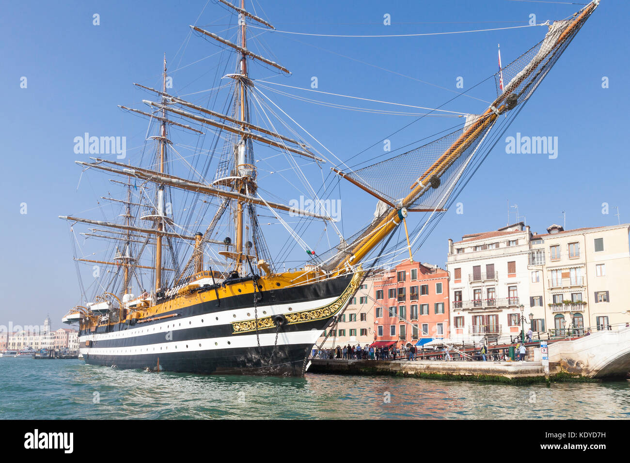 L'Amerigo Vespucci, un grand voilier gréé complet utilisé pour la formation par la marine italienne, Marina Militare, accosté à Castello, Venise, Italie avec la mer de lumière Banque D'Images