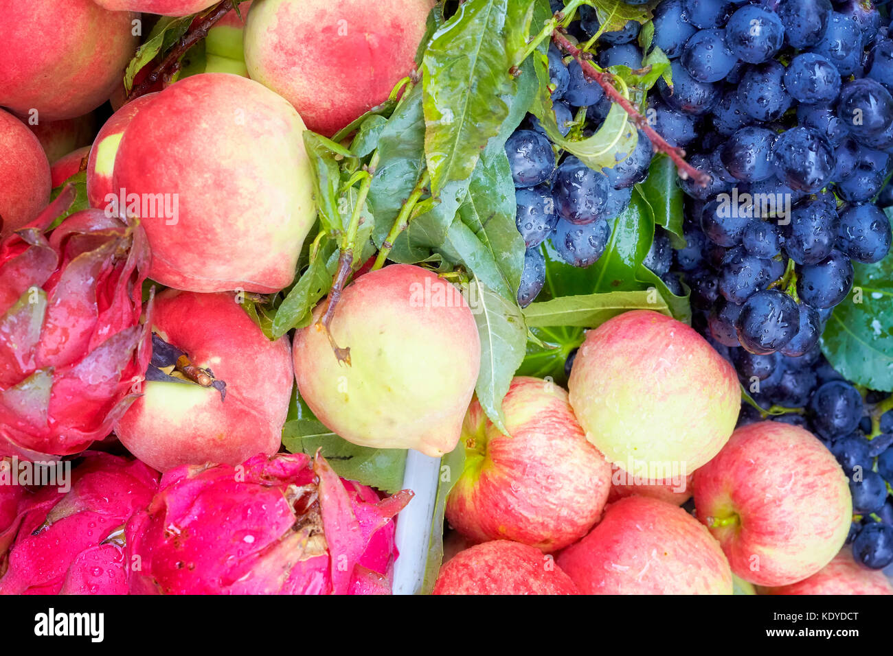 Les fruits doux et frais mûrs sur le marché local, selective focus. Banque D'Images
