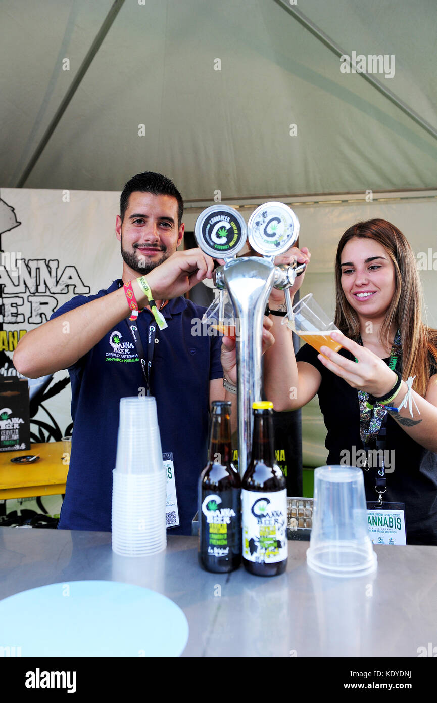 Deux personnes servant des bières de cannabis à un stand au Spannabis, une foire dédiée au cannabis a tenu à Madrid en octobre 2017 Banque D'Images