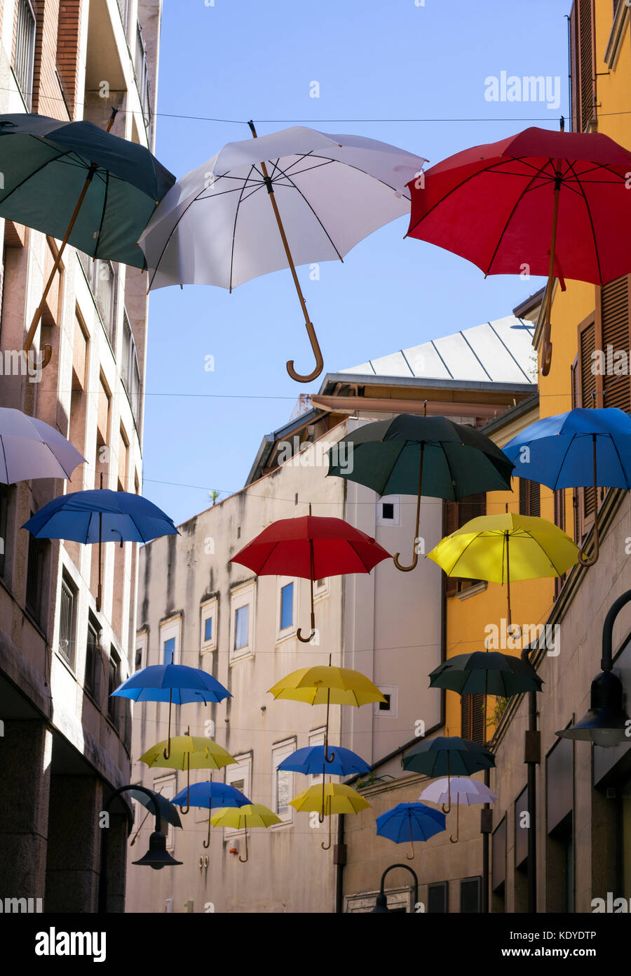 Parasols colorés flottant en italien street à Ravenne en Italie. Ciel bleu, rue étroite avec antenne de parasols. Arty inhabituelle. colorée, heureux. Banque D'Images