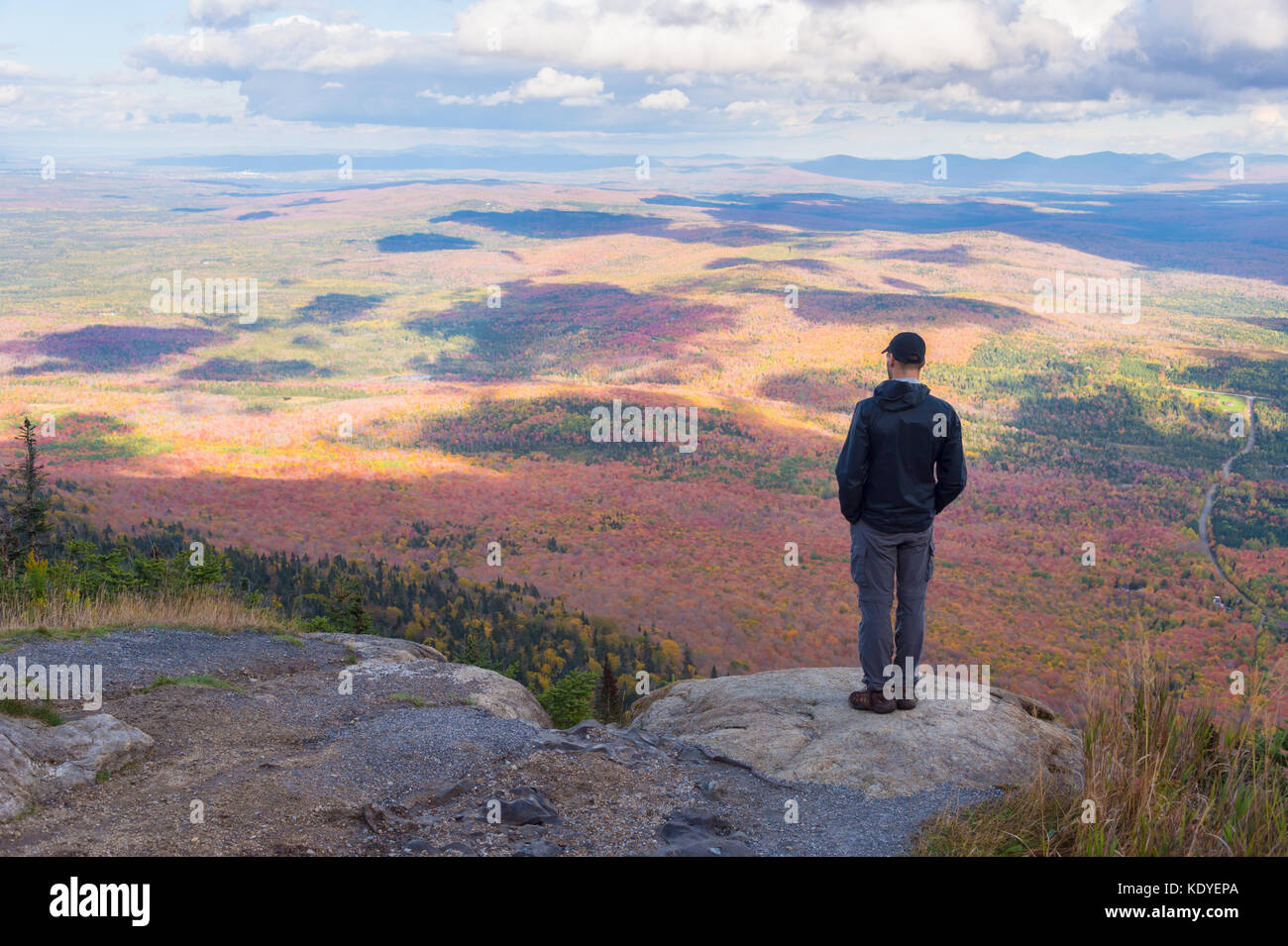 Jeune homme debout à panoramic lookout sur saint joseph mount au Québec / canada, bénéficiant d couleurs d'automne Banque D'Images