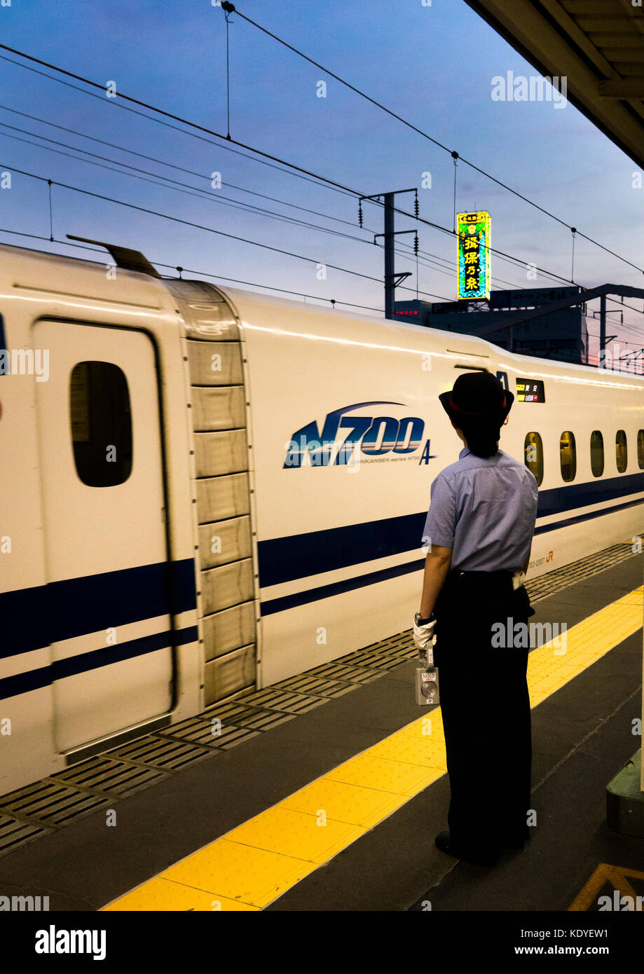 Garde à l'arrivée de la N700 de Himeji Shinkansen à Osaka-Shi station - Himeji, préfecture de Hyogo, région du Kansai, l'île de Honshu, Japon Banque D'Images