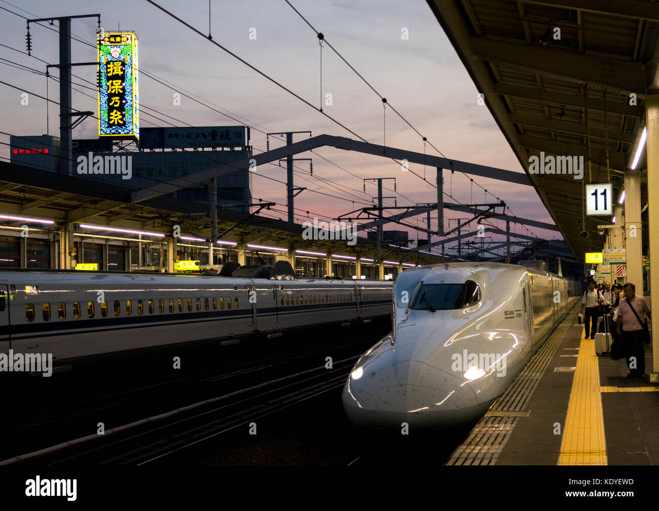 Train Shinkansen N700 de Himeji à Osaka-Shi station - Himeji, préfecture de Hyogo, région du Kansai, l'île de Honshu, Japon Banque D'Images