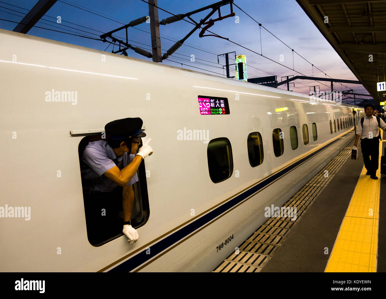 Chef de train par la fenêtre du Shinkansen N700 de Himeji à Osaka-Shi station - Himeji, préfecture de Hyogo, région du Kansai, l'île de Honshu, Japon Banque D'Images