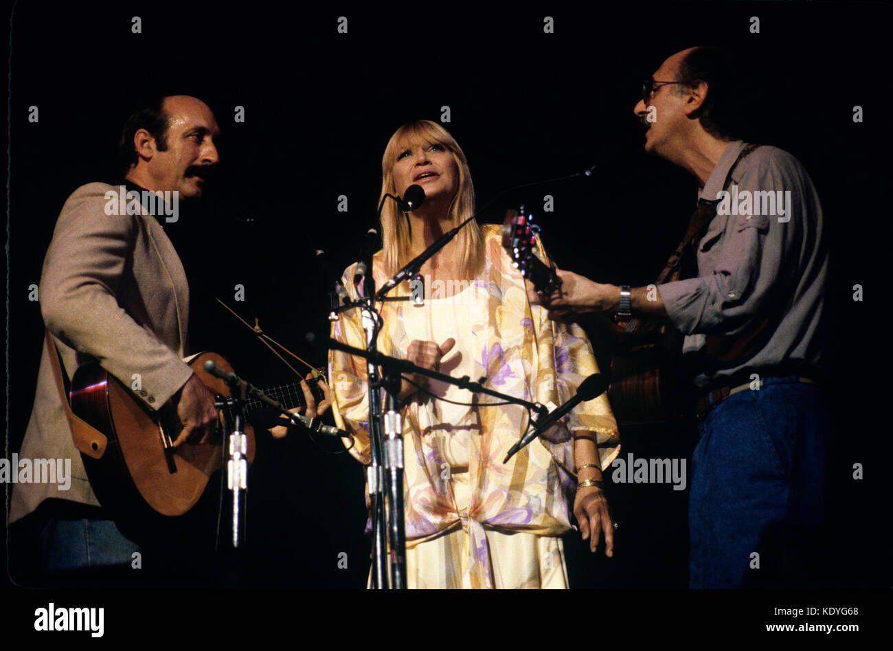 Le groupe folklorique américain Peter, Paul et Mary se spectacle en 1985. © RTAtashian / MediaPunch Banque D'Images