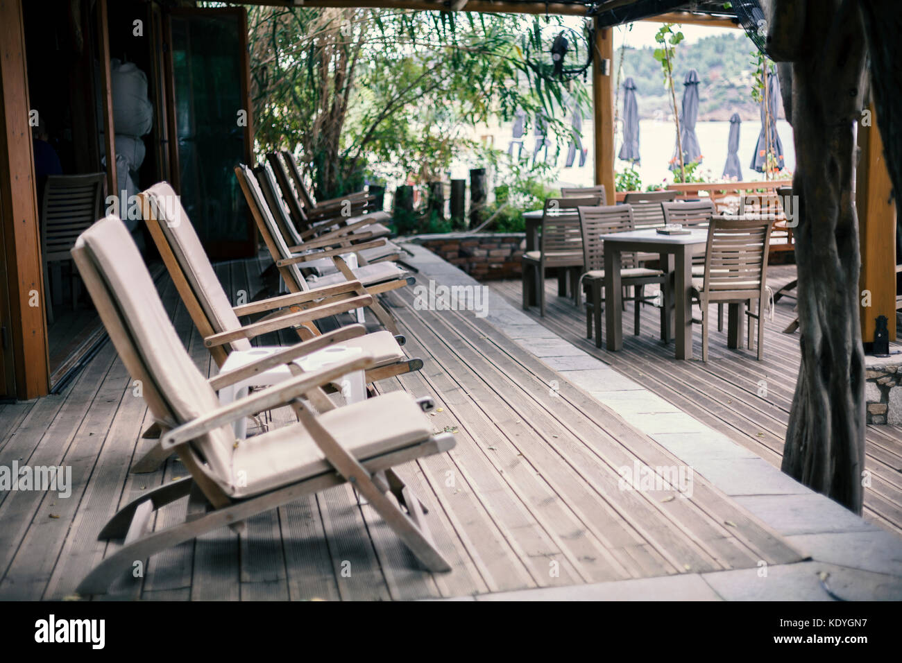 Chaises en bois vide sur terrasse Banque D'Images