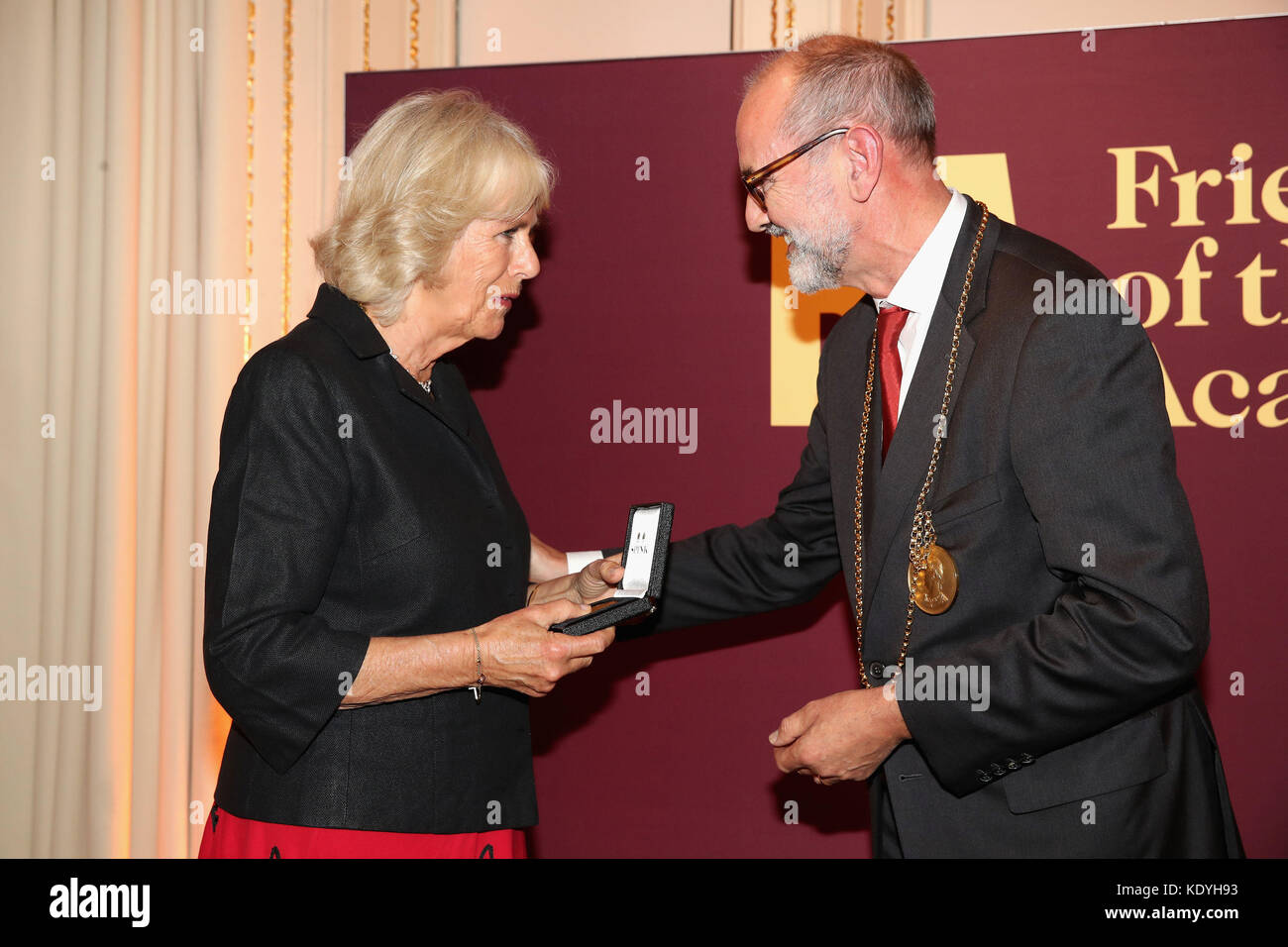 La duchesse de Cornwall avec le président de la RA Christopher le Brun à la Royal Academy of Arts pour lancer le RA250 Friends Membership Scheme, à Burlington House, Piccadilly, Londres. Banque D'Images
