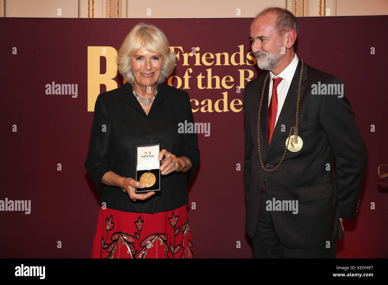 La duchesse de Cornwall avec le président de la RA Christopher le Brun à la Royal Academy of Arts pour lancer le RA250 Friends Membership Scheme, à Burlington House, Piccadilly, Londres. Banque D'Images