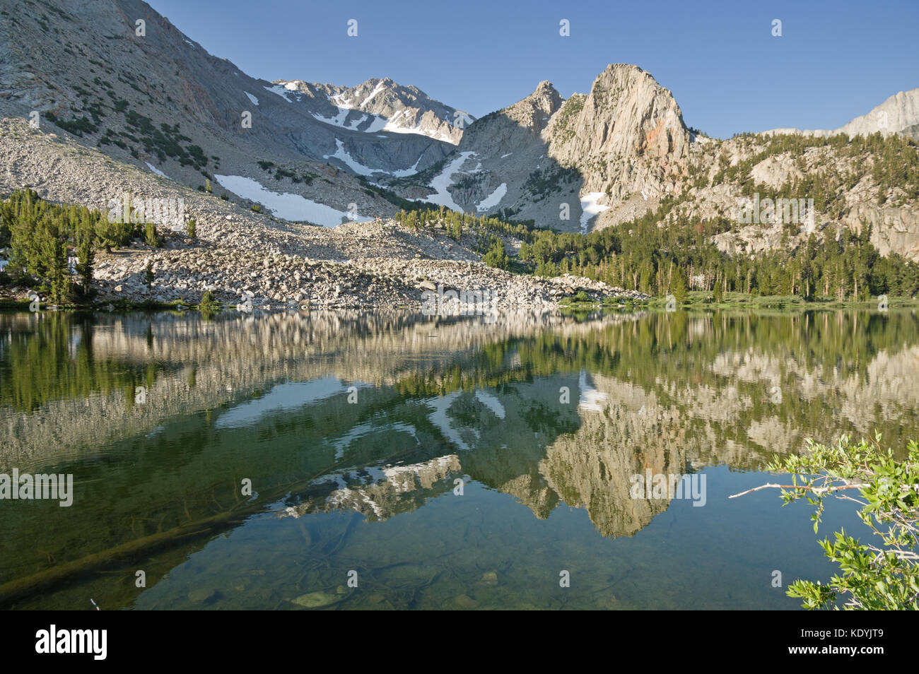 Reflet des montagnes du sud du bassin et du bassin dans le lac près de bishop californie horton Banque D'Images