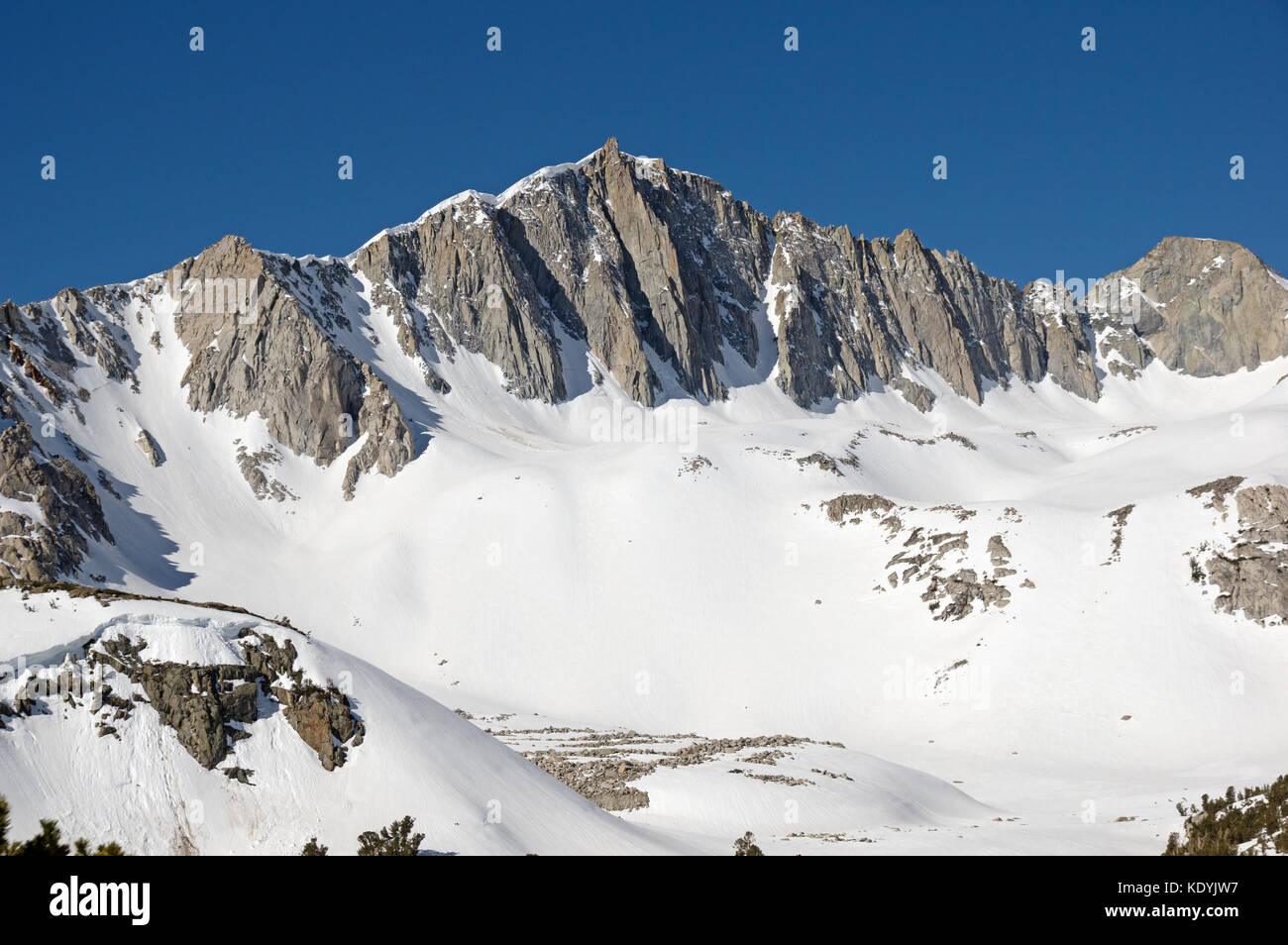 La face nord du mont goode dans les montagnes de la sierra Nevada de Californie avec de fortes chutes de neige Banque D'Images