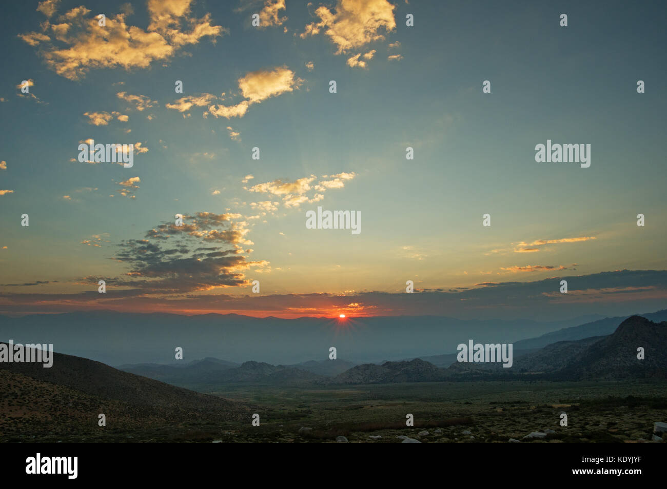 Lever du soleil sur l'owens valley avec le soleil juste effacer les montagnes blanches Banque D'Images