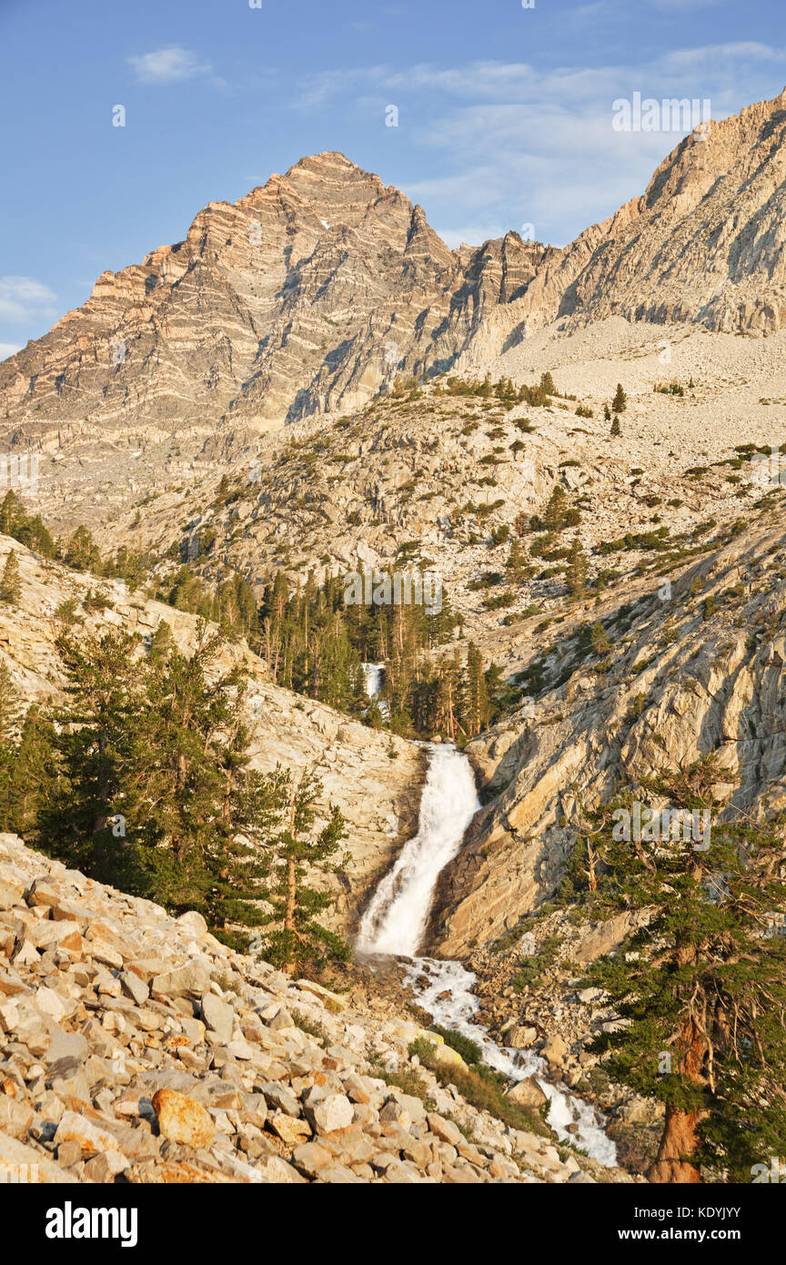 Cascade sur la montagne de Pine Creek et de menthe poivrée dans les montagnes de la sierra Nevada de Californie Banque D'Images