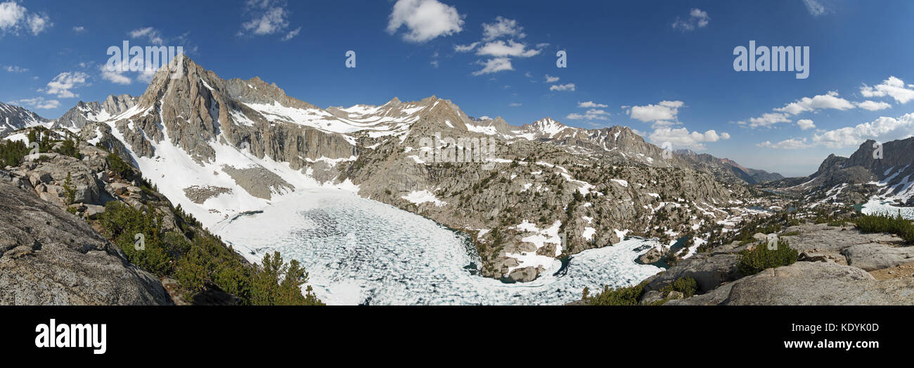Photo peak et en partie de la faim dans le lac gelé de l'emballeuse juillet avec beaucoup de neige dans les montagnes de la sierra Nevada de Californie Banque D'Images