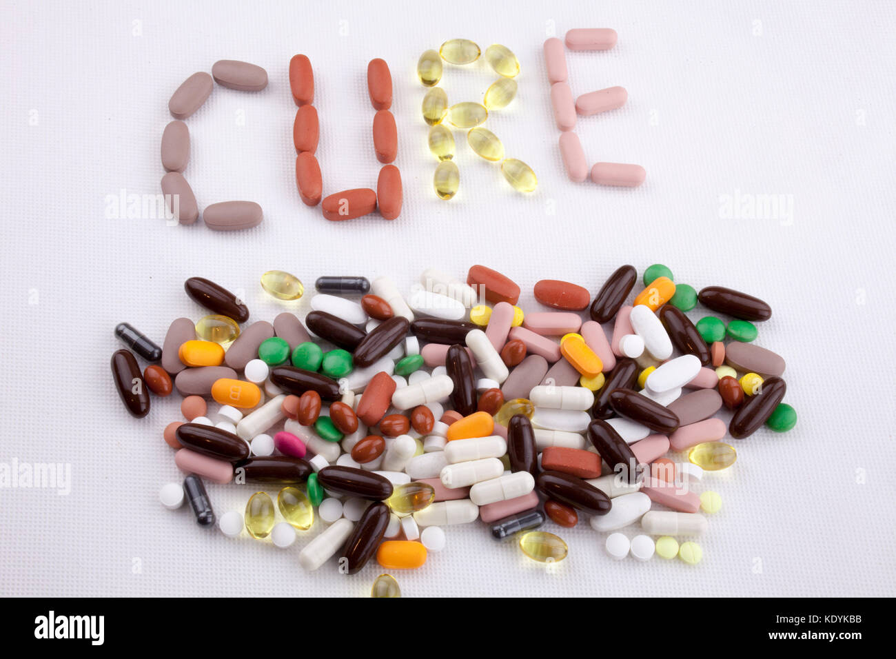 Par contre l'écriture de texte conceptuel inspiration légende concept santé soins médicaux écrits avec capsule médicaments comprimés Cure mot isolé sur fond blanc w Banque D'Images