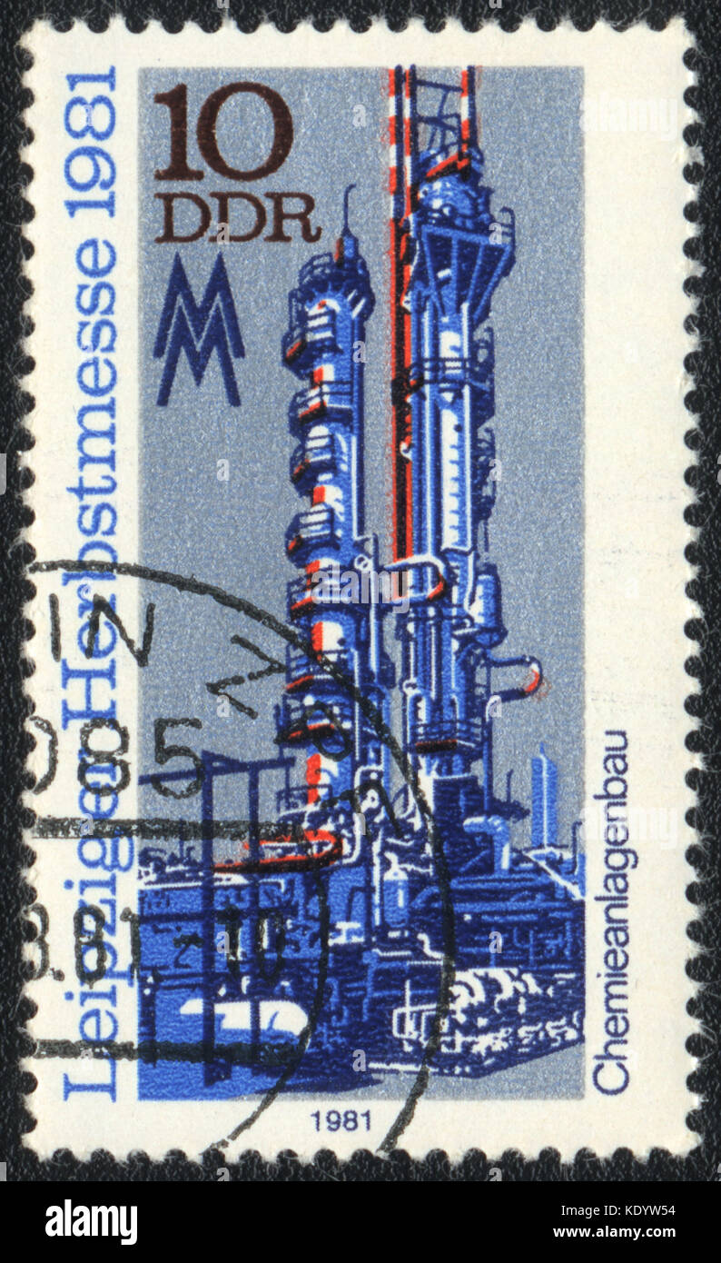 Un timbre-poste imprimé en machines chimiques montre ddr sur le salon autrichien, circa 1981 Banque D'Images