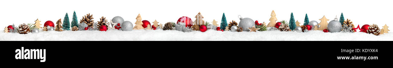Frontière ou une bannière de Noël avec des ornements disposés en une rangée sur la neige, très vaste et isolé sur fond blanc Banque D'Images