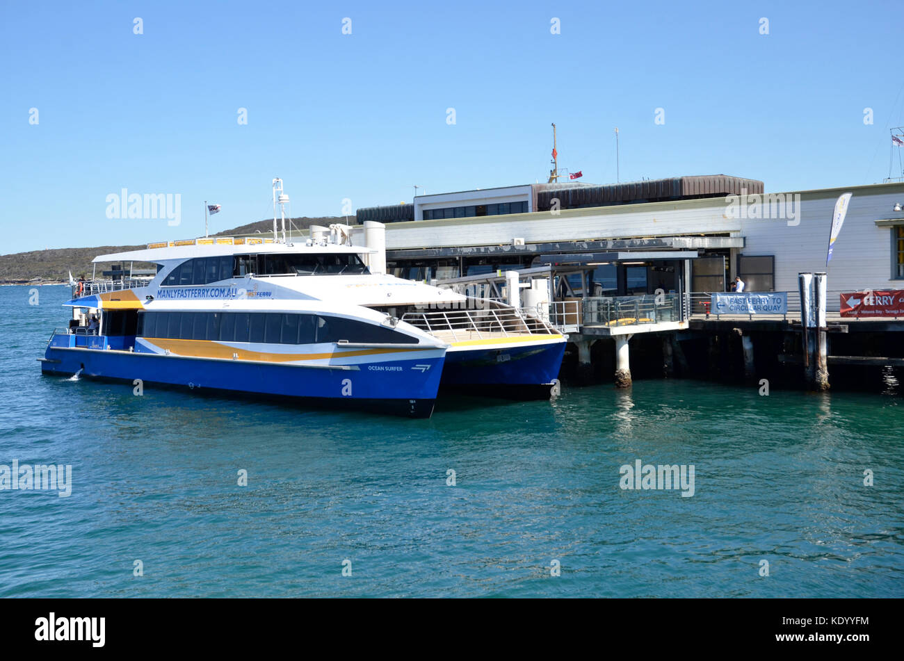 Le ferry rapide à Manly Manly wharf ferry terminal dans le port de Sydney. Banque D'Images