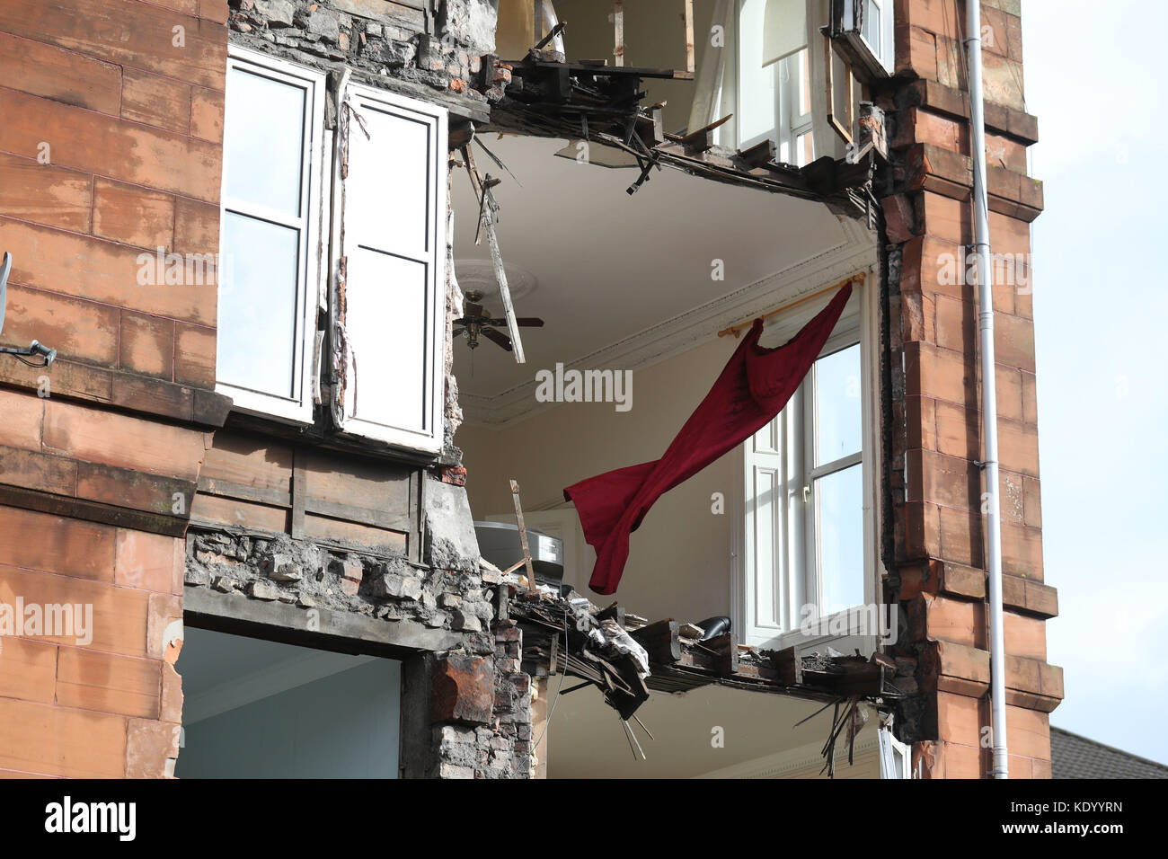 La scène de Crosshill, dans le côté sud de Glasgow, après le devant d'un bloc d'appartements, qui sont à démolir, a été ramenée dans les vents forts tandis que Storm Ophelia balaie l'Ecosse. Banque D'Images