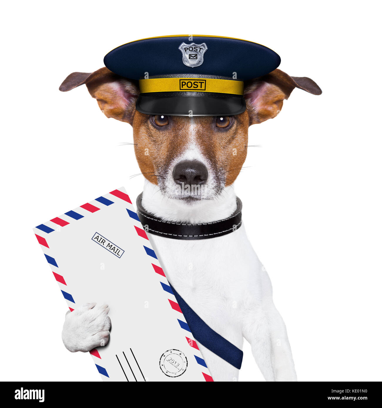 Postman mail chien avec une lettre poste aérienne Banque D'Images