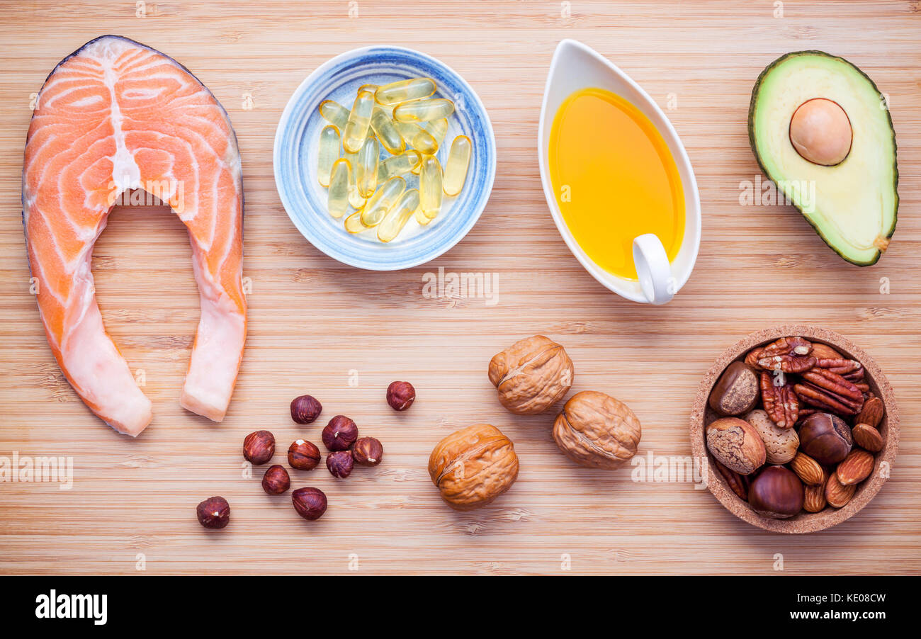 La sélection des sources d'omega 3 et insaturées. superfood vitamine e pour  une alimentation saine. ,amandes Noisettes Noix de pécan ,,,l'huile d'olive  ,le poisson Photo Stock - Alamy