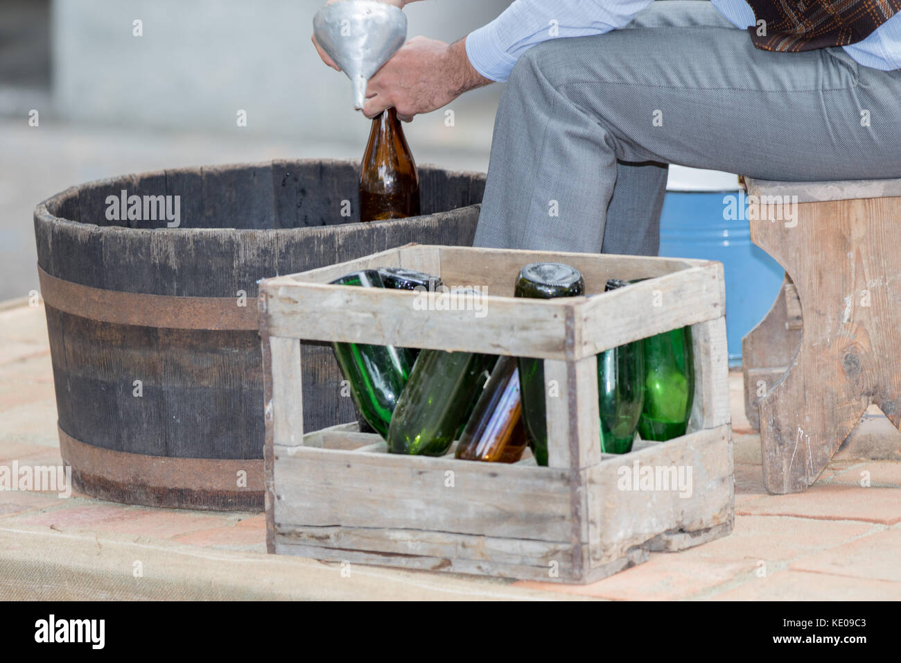 Asti, ITALIE - 10 septembre 2017 : le vin en bouteilles bouteilles en verre vert avec entonnoir Banque D'Images