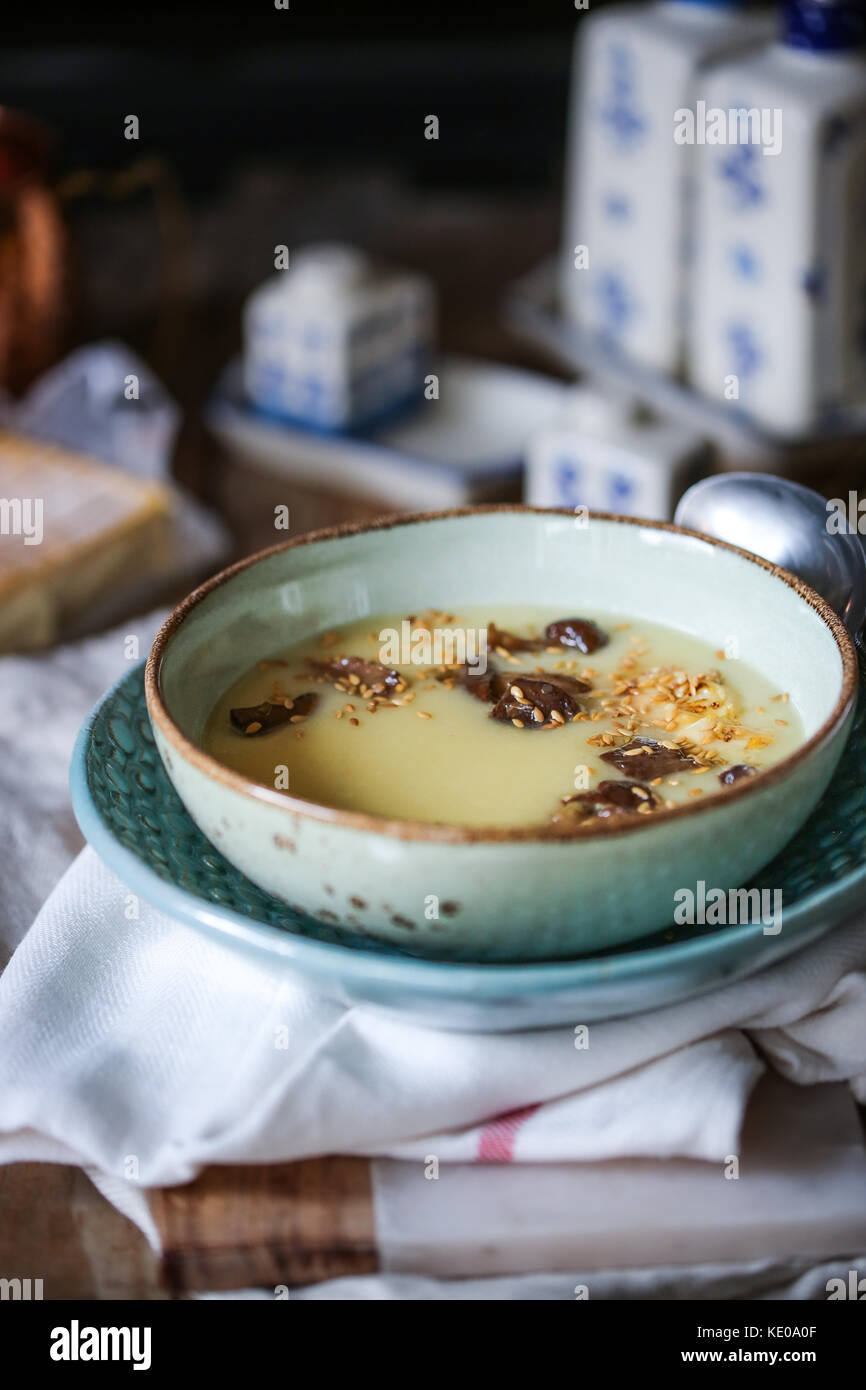Parmentier à soupe. Pomme de terre et poireau aux champignons frits Banque D'Images