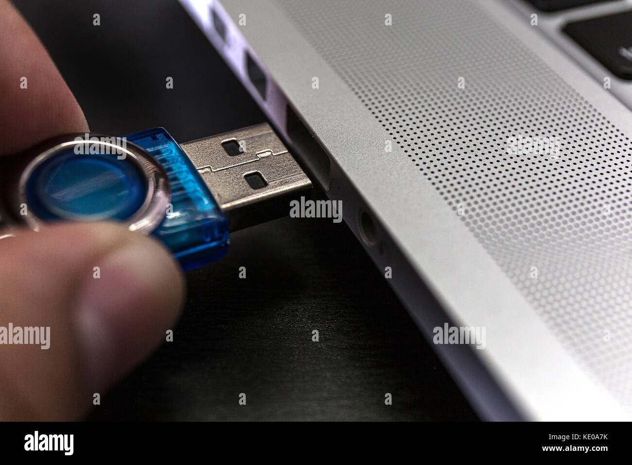 Cartes flash usb et clé USB ou un stick de la mémoire virtuelle, avec câble  USB dans l'emplacement de l'ordinateur portable Photo Stock - Alamy