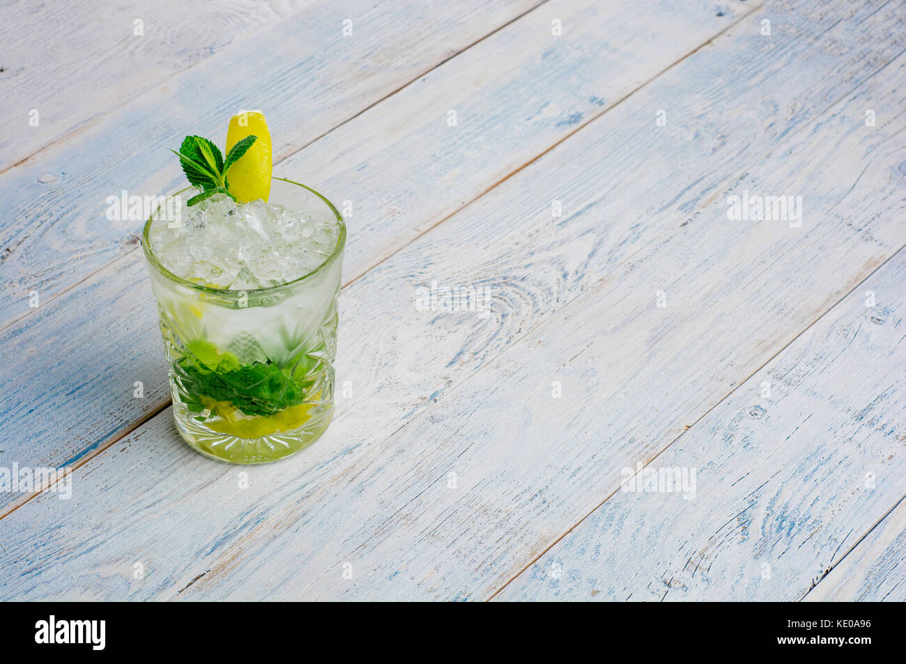 Mojito alcool cocktil long drink bar boissons tropicaux frais top view copie espace verre highball, avec le rhum, la menthe, le jus de lime, l'eau gazeuse et la glace sur la table en béton blanc. Banque D'Images