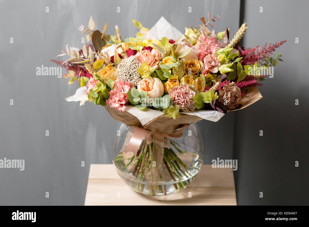 Composition de fleurs sur fond gris et décor de fête. organisation mariage bouquet de fleurs de printemps.. copy space Banque D'Images