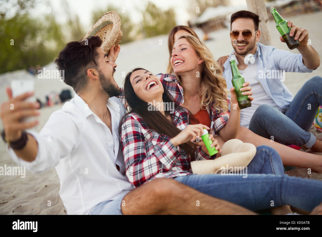 Groupe d'amis gais ont beaucoup de temps à la plage Banque D'Images