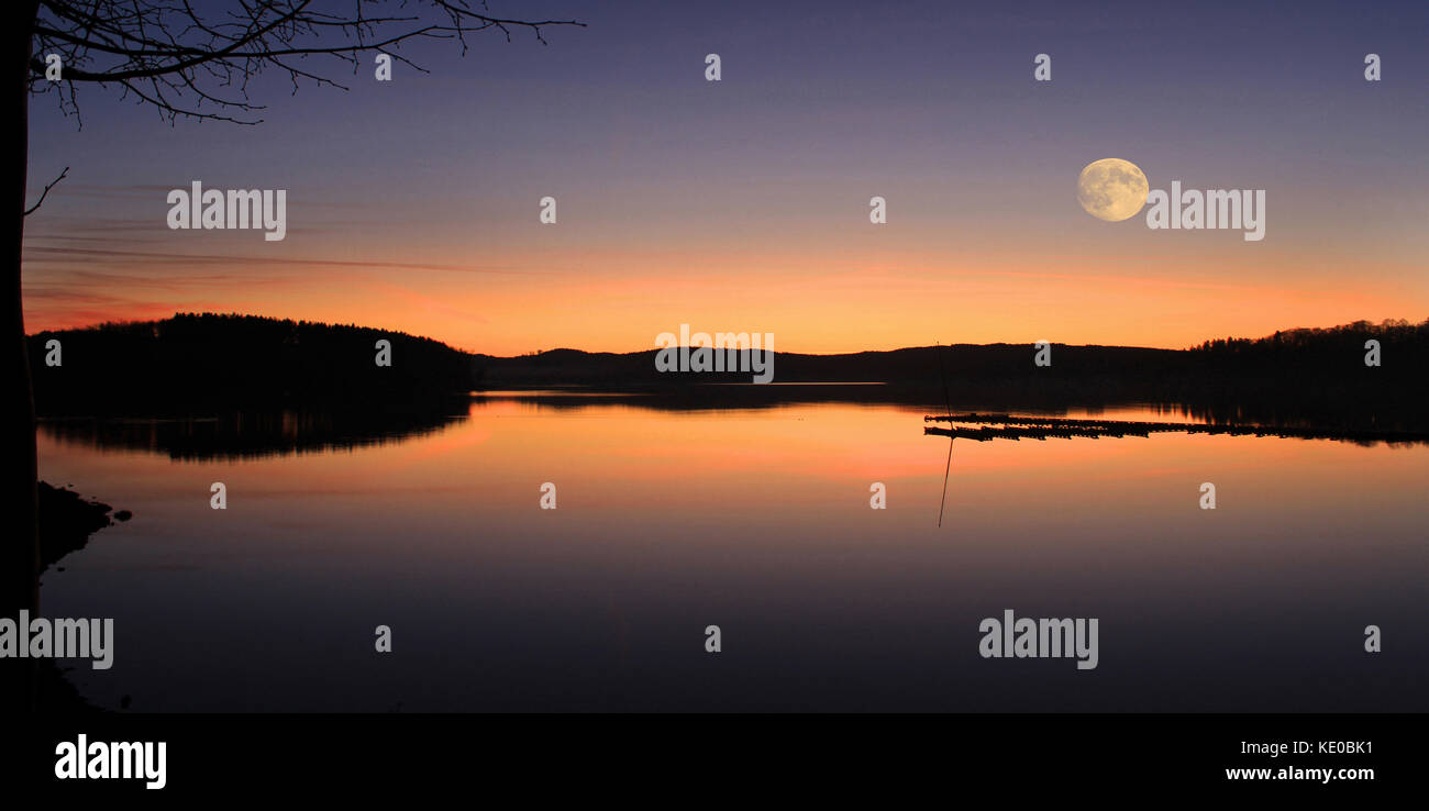 Au coucher du soleil près de réservoir möhne delecke, Soest, Kreis soest, NRW, Allemagne / sonnenuntergang über der möhnetalsperre bei delecke, SOE, Kreis Soest Banque D'Images