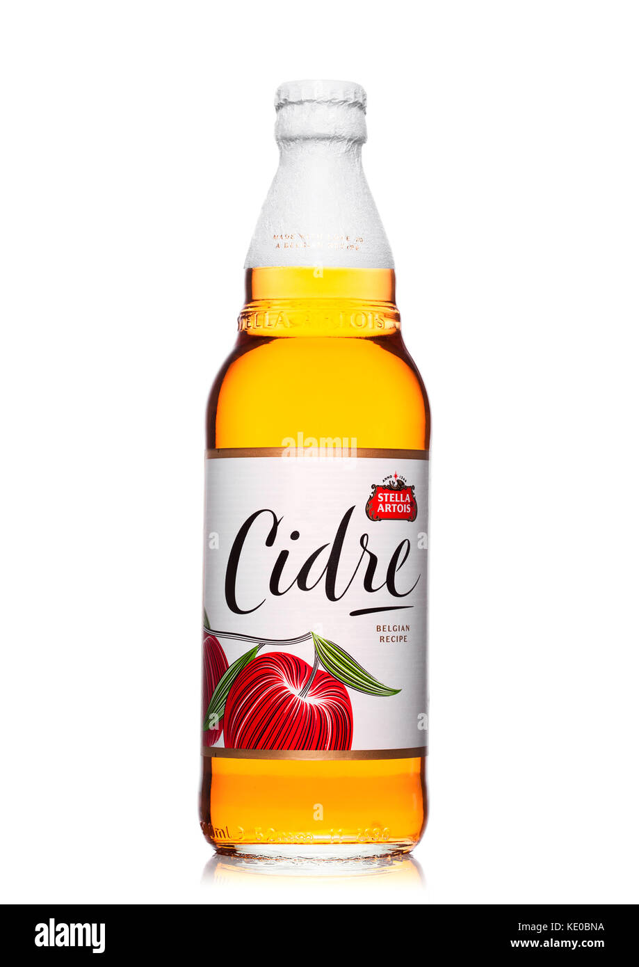 LONDRES, ROYAUME-UNI - 22 JUIN 2017 : bouteille de Stella Artois Cidre Apple Cider sur fond blanc. Banque D'Images