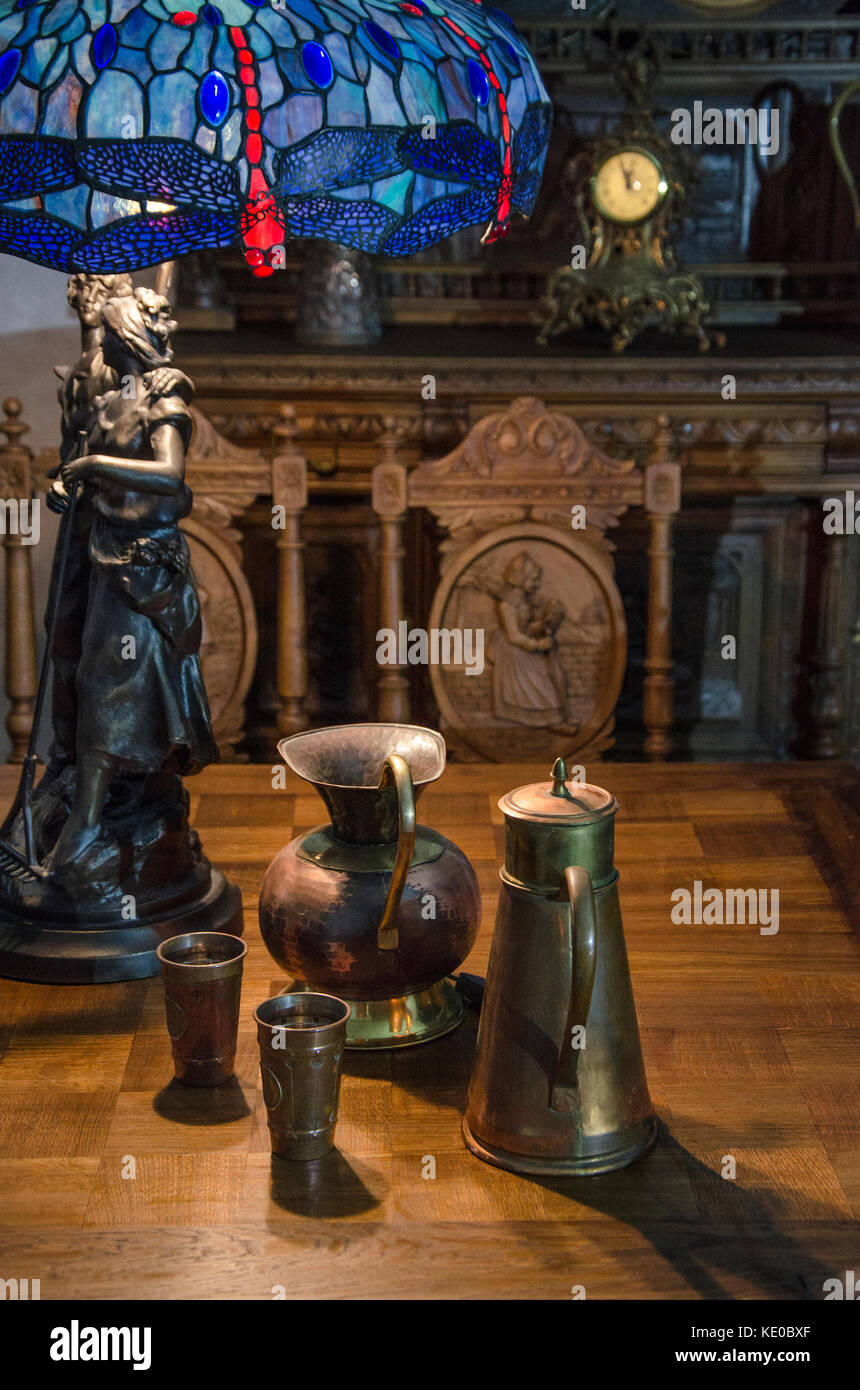 De style Tiffany lampe de table vintage bleu statuette avec 'unity' comme un pôle dans la lumière des bougies Banque D'Images