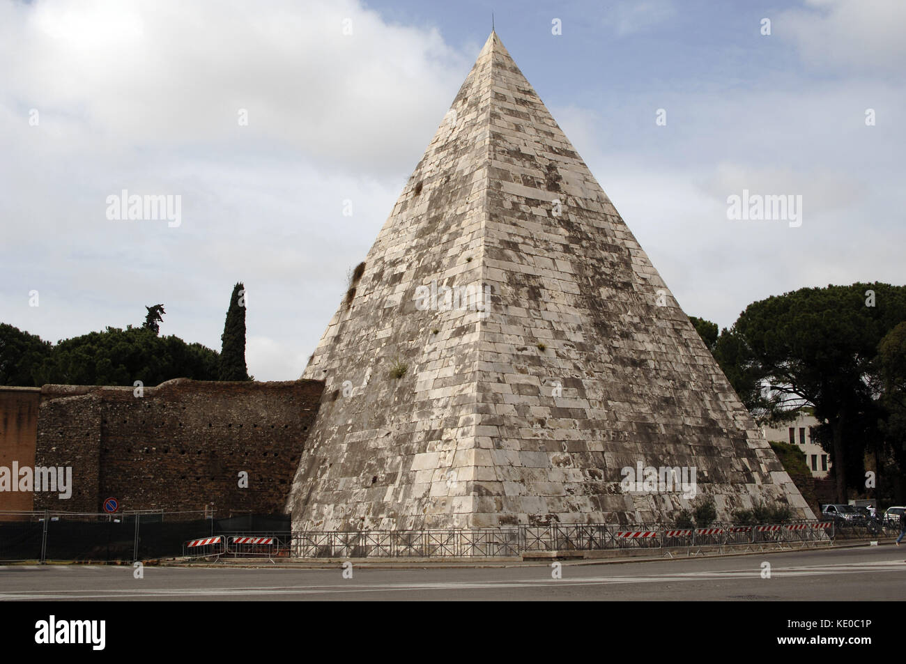 L'Italie, Rome. Pyramide de Cestius. tombeau pour gaio Ponte Cestio epulones. c. 12 av. de dalles de marbre blanc sur une fondation de travertin. période romaine. Banque D'Images