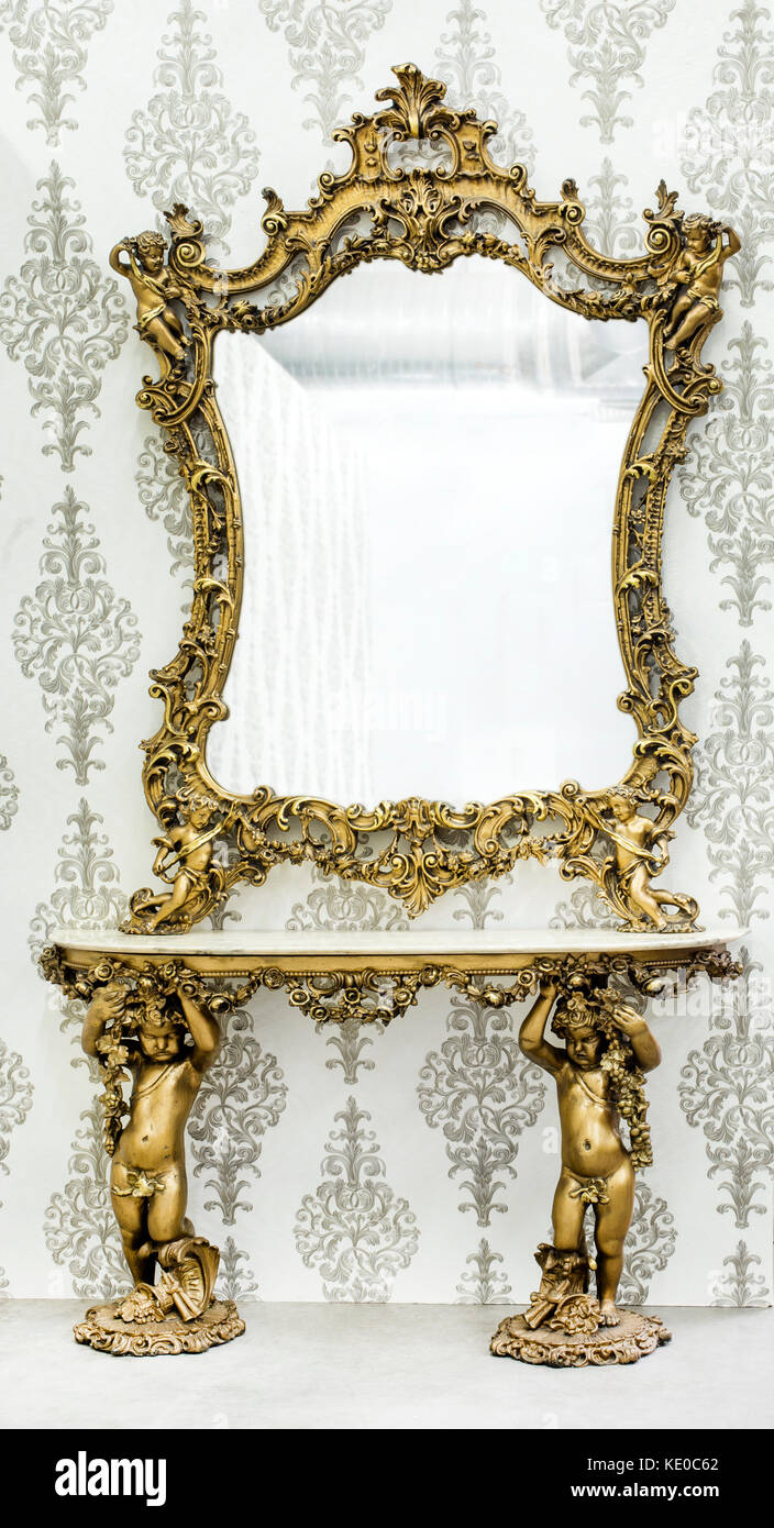 Meubles anciens Table console avec miroir et belles figures cupidl Banque D'Images