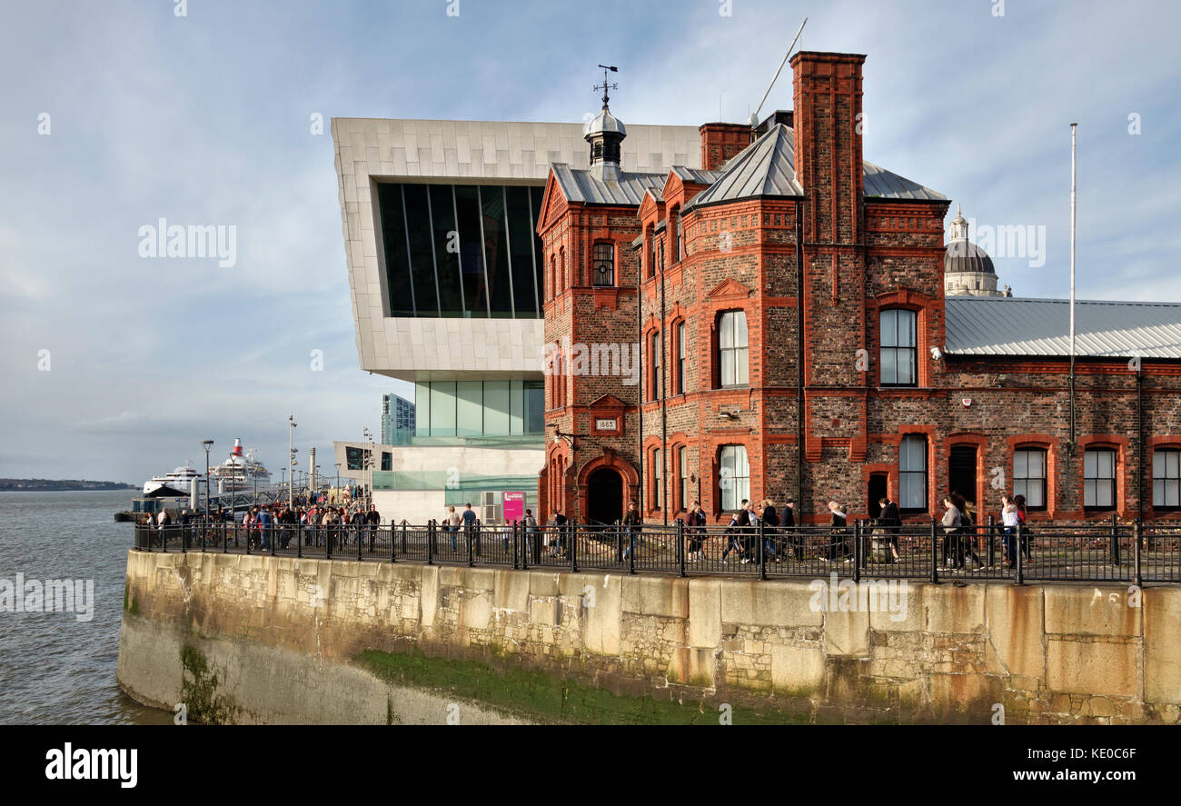 Pier Head, Liverpool, Royaume-Uni. Le Musée de Liverpool avec de vieux bâtiments à quai sur la rivière Mersey waterfront Banque D'Images