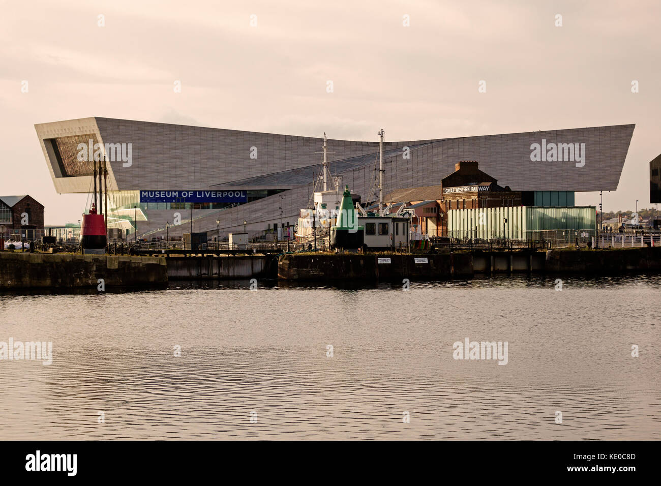 Pier Head, Liverpool, Royaume-Uni. Le Musée de Liverpool (2011) par les architectes danois 3XN. Il se situe sur le front de mer, donnant sur la Rivière Mersey Banque D'Images