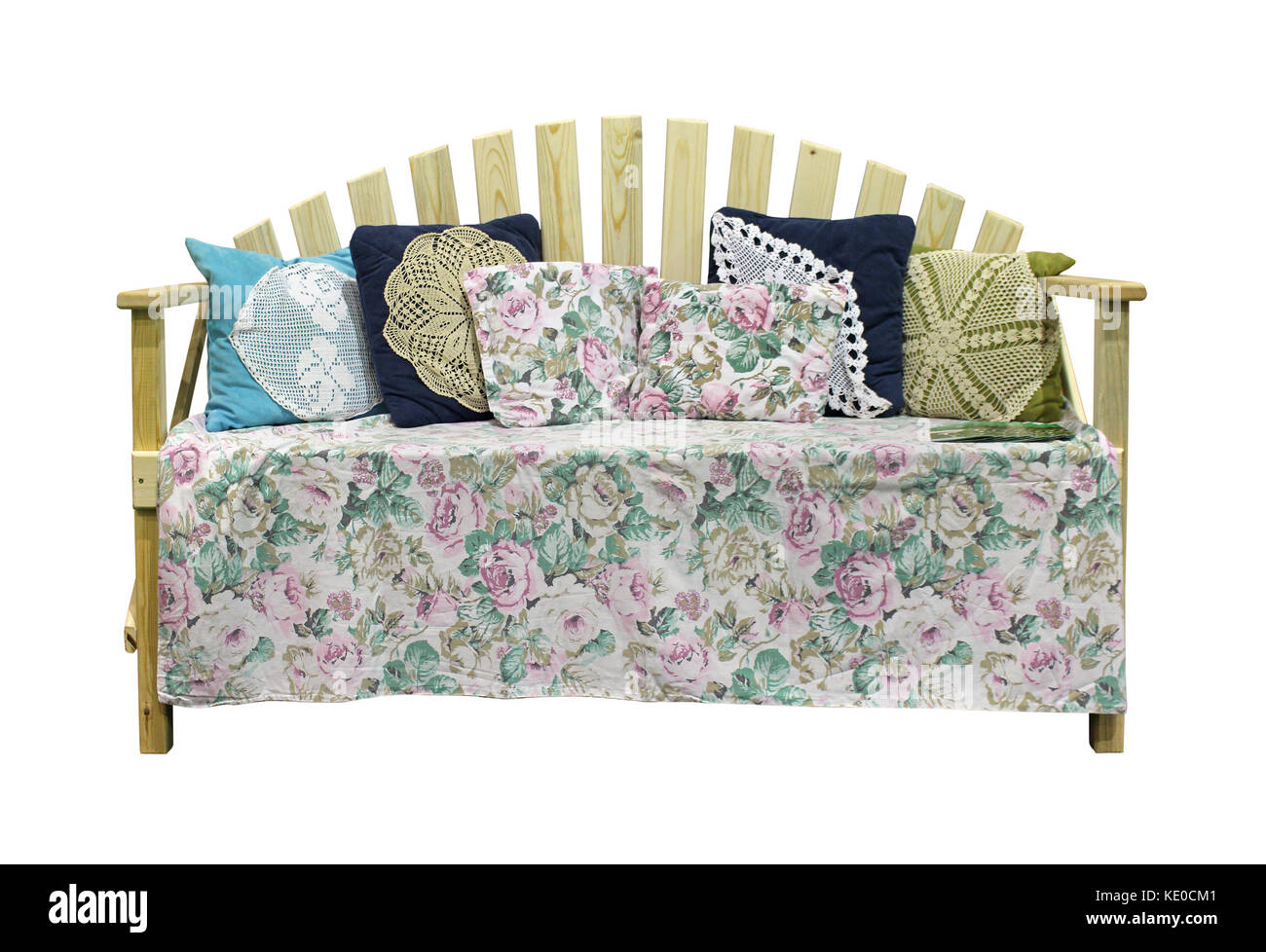 Retro banc en bois avec coussins fleurs isolées avec chemin de détourage inclus Banque D'Images