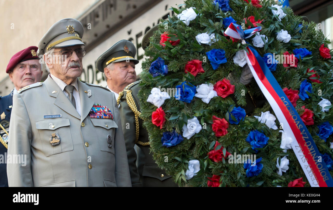 ***FICHIER PHOTO DU 5 mai 2016, la réunion pour commémorer le 71e anniversaire du soulèvement de Prague en mai 1945 et la fin de la seconde Guerre mondiale a eu lieu à Prague, en République tchèque. *** Antonin Sticha, vétéran tchèque de la seconde Guerre mondiale, qui a coopéré avec le mouvement de résistance anti-nazi et a rejoint le soulèvement de Prague du 5 au 9 mai 1945, est décédé à l'âge de 93 ans, a écrit le ministère de la Défense sur son site web le 16 octobre 2017. Sticha entra dans l'armée après la guerre, mais sa carrière s'arrêta à la suite de son opposition à l'invasion de la Tchécoslovaquie par les armées du Pacte de Varsovie en 1968. Il est nommé colonel lors de sa réhabilitation en 1990. (Photo CTK Banque D'Images