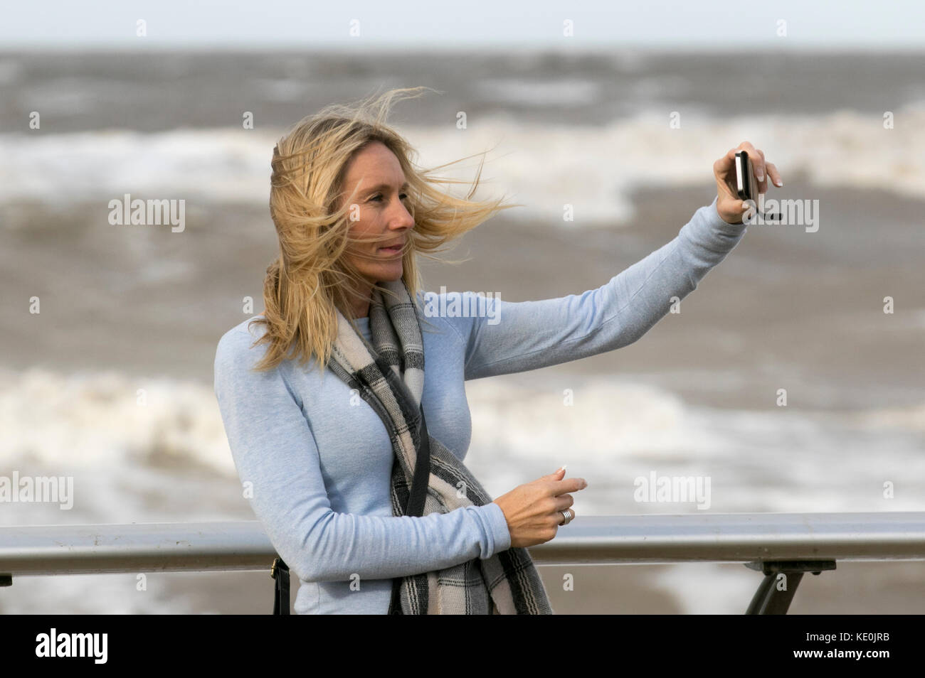 Blackpool, Lancashire, UK Weather. 17 Oct, 2017. De forts vents de tempête et mer sur la côte. L'ouragan Ophelia a été l'un des plus puissantes tempêtes en 50 ans à l'approche du Royaume-Uni. Son arrivée le lundi avait vu status red les avertissements météorologiques. L'ouragan Ophelia est maintenant en direction du nord UK apportant 80mph vent vers le nord de l'Angleterre qui seront touchés par ses vents les plus depuis quelque temps. Crédit. /MediaWorldImages AlamyLiveNews. Banque D'Images