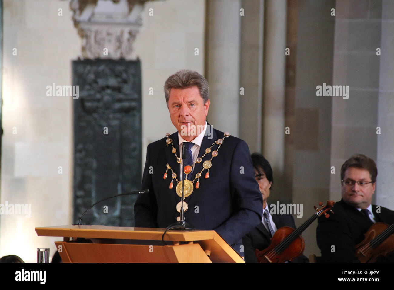 Magdeburg, Allemagne. 17 oct, 2017. Le maire de Magdebourg, lutz trümper, parlant à la cathédrale de Magdebourg à la personne honorée lauréate du prix de l'empereur Otton. Cette année, la ville capitale régionale de magdeburg honore le haut représentant de l'Union européenne pour la sécurité et la politique étrangère et vice-président de la commission européenne federica mogherini. crédit : mattis kaminer/Alamy live news Banque D'Images