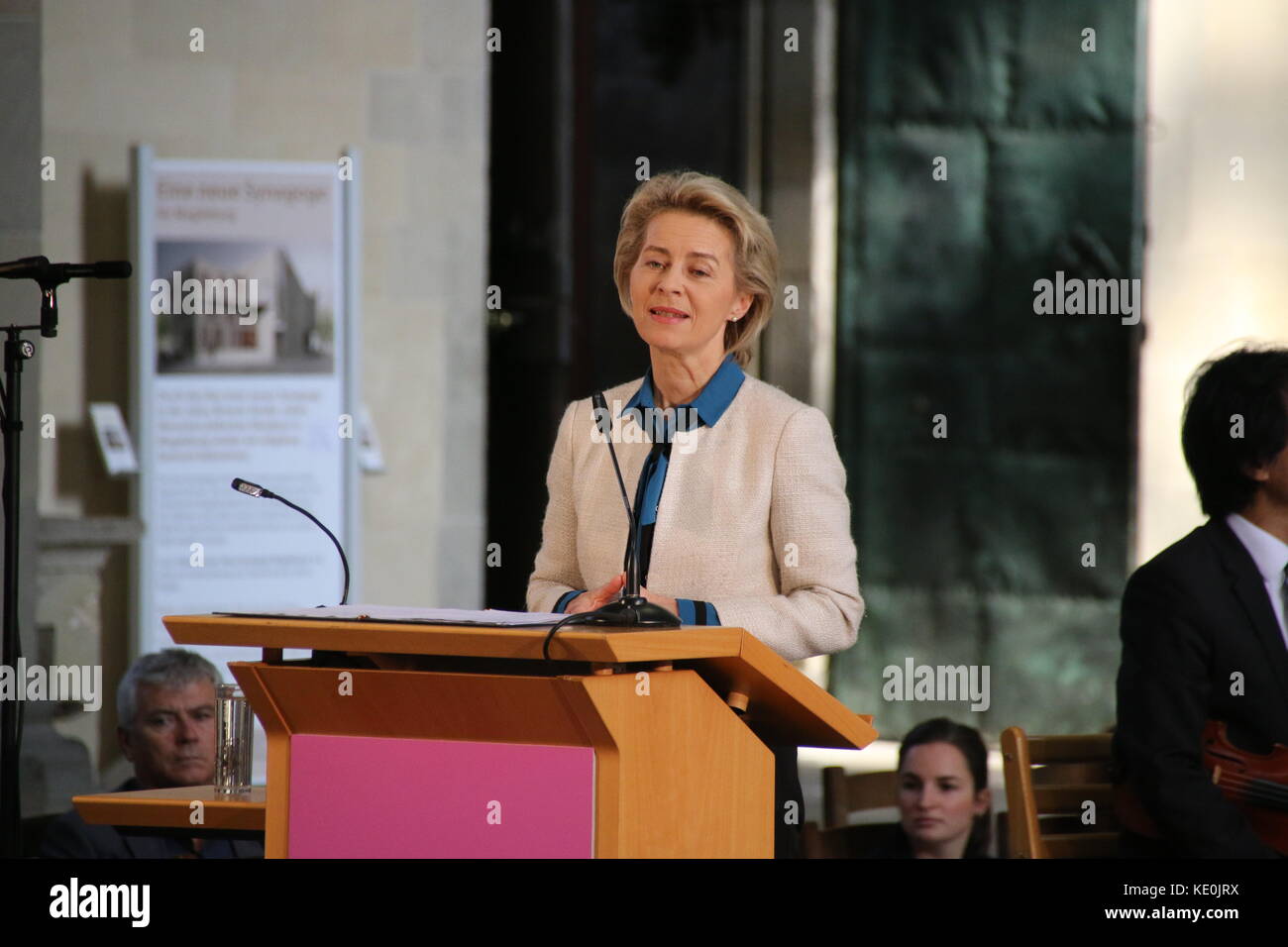 Magdeburg, Allemagne. 17 oct, 2017. Le ministre fédéral de la défense, Dr Ursula von der Leyen, parlant à la cathédrale de Magdebourg à la personne honorée lauréate du prix de l'empereur Otton. Cette année, la ville capitale régionale de magdeburg honore le haut représentant de l'Union européenne pour la sécurité et la politique étrangère et vice-président de la commission européenne federica mogherini. crédit : mattis kaminer/Alamy live news Banque D'Images