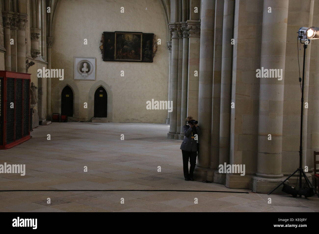 Magdeburg, Allemagne. 17 oct, 2017. un soldat de la Bundeswehr photographiés au cours de la cérémonie de remise des prix à la cathédrale de Magdebourg à la personne honorée lauréate du prix de l'empereur Otton. Cette année, la ville capitale régionale de magdeburg honore le haut représentant de l'Union européenne pour la sécurité et la politique étrangère et vice-président de la commission européenne federica mogherini. crédit : mattis kaminer/Alamy live news Banque D'Images