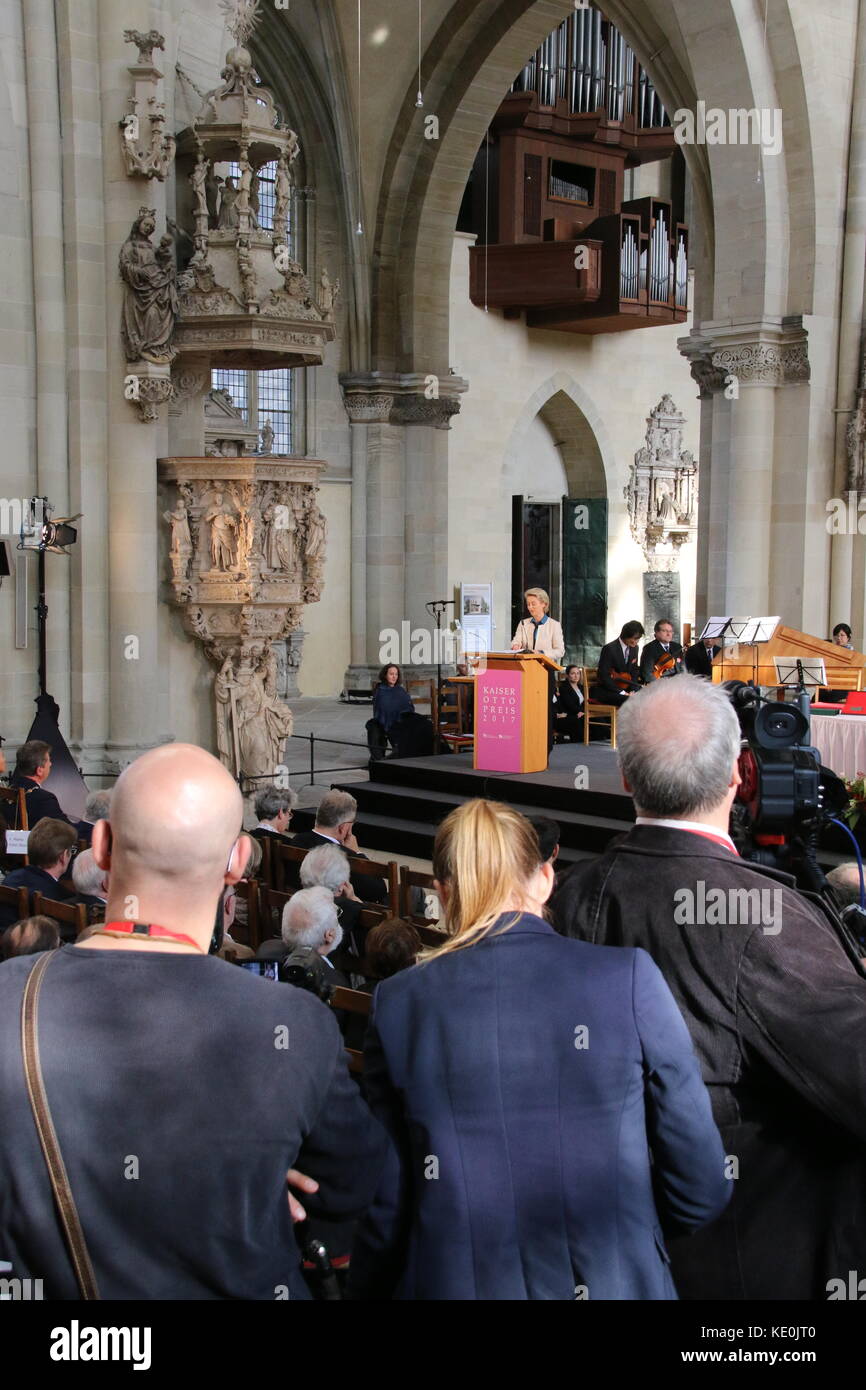 Magdeburg, Allemagne. 17 oct, 2017. Le ministre fédéral de la défense, Dr Ursula von der Leyen, parlant à la cathédrale de Magdebourg à la personne honorée lauréate du prix de l'empereur Otton. Cette année, la ville capitale régionale de magdeburg honore le haut représentant de l'Union européenne pour la sécurité et la politique étrangère et vice-président de la commission européenne federica mogherini. crédit : mattis kaminer/Alamy live news Banque D'Images