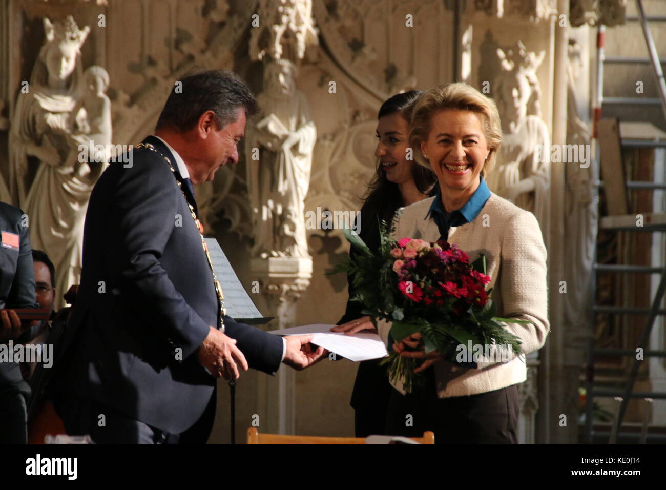 Magdeburg, Allemagne. 17 oct, 2017. ministre fédéral de la défense, Dr Ursula von der Leyen, parlant à la cathédrale de Magdebourg à la personne honorée lauréate du prix de l'empereur Otton. Cette année, la ville capitale régionale de magdeburg honore le haut représentant de l'Union européenne pour la sécurité et la politique étrangère et vice-président de la commission européenne federica mogherini. crédit : mattis kaminer/Alamy live news Banque D'Images