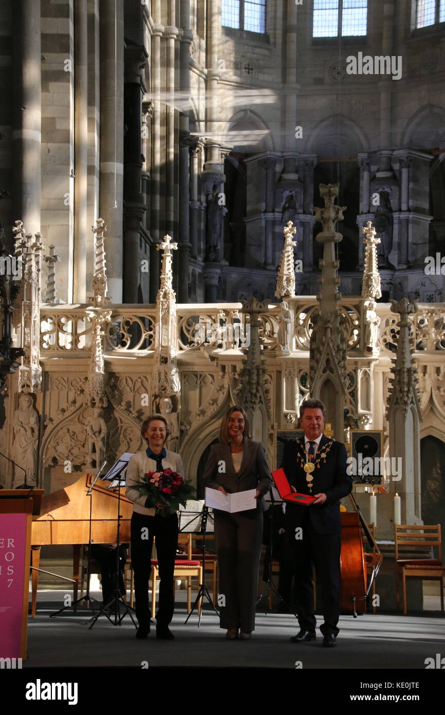 Magdeburg, Allemagne. 17 oct, 2017. Le ministre fédéral de la défense, Dr Ursula von der Leyen, parlant à la cathédrale de Magdebourg à la personne honorée lauréate du prix de l'empereur Otton. Cette année, la ville capitale régionale de magdeburg honore le haut représentant de l'Union européenne pour la sécurité et la politique étrangère et vice-président de la commission européenne federica mogherini. crédit : mattis kaminer/Alamy live news Banque D'Images