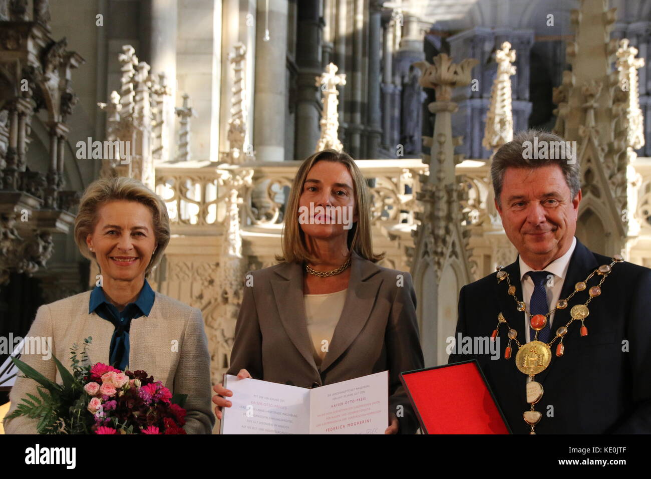Magdeburg, Allemagne. 17 oct, 2017. Le ministre fédéral de la défense, Dr Ursula von der Leyen, parlant à la cathédrale de Magdebourg à la personne honorée lauréate du prix de l'empereur Otton. Cette année, la ville capitale régionale de magdeburg honore le haut représentant de l'Union européenne pour la sécurité et la politique étrangère et vice-président de la commission européenne federica mogherini. crédit : mattis kaminer/Alamy live news Banque D'Images