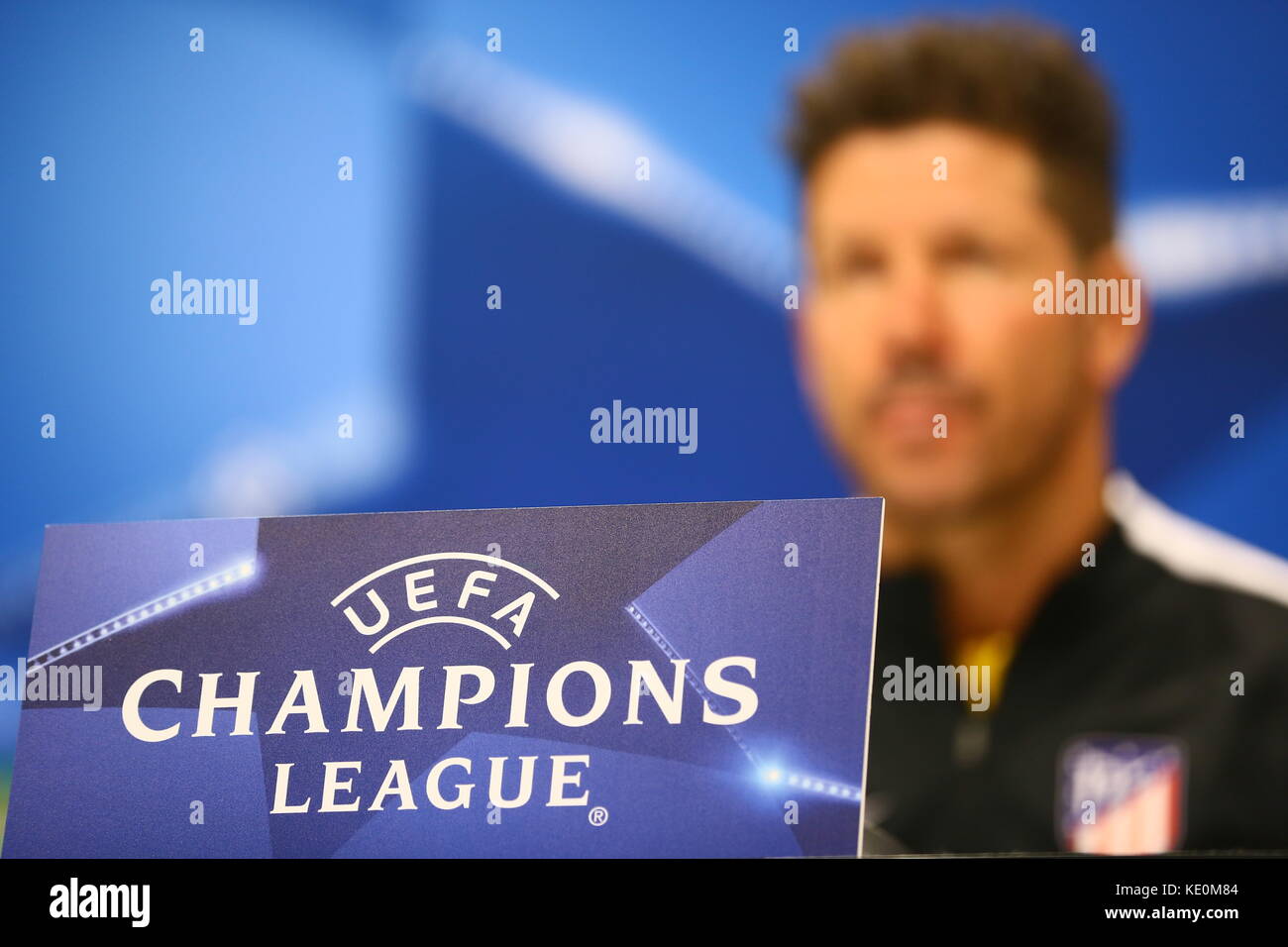 Baku, Azerbaïdjan. 17 oct, 2017. L'Atletico Madrid entraîneur en chef, Diego Simeone, assiste à une conférence de presse à la suite d'une séance de formation à l'oliympic stadium à Bakou, Azerbaïdjan, 17 octobre 2017. L'Atletico Madrid devra faire face à fk qarabag dans la ligue des champions groupe c match de football le 18 octobre 2017. crédit : aziz karimov/Alamy live news Banque D'Images