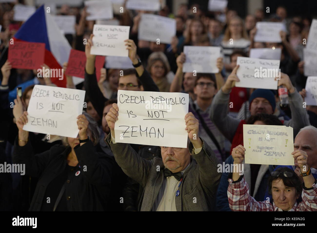 Prague, République tchèque. 17 octobre 2017. Le désaccord avec la politique du président Milos Zeman et d'un magnat de l'alimentation et des médias, Andrej Babis, a été le sujet principal du rassemblement intitulé "Messieurs, votre temps est terminé" qui s'est tenu au château de Prague, siège des chefs d'État tchèques, à Prague, République tchèque, le 17 octobre 2017. Les manifestants se sont également distancés de Zeman en déclarant la semaine dernière que l'annexion de la Crimée par la Russie était un fait accompli. Ils avaient les banderoles disant "la République tchèque n'est pas Milos Zeman". Crédit : Ondrej Deml/CTK photo/Alamy Live News Banque D'Images