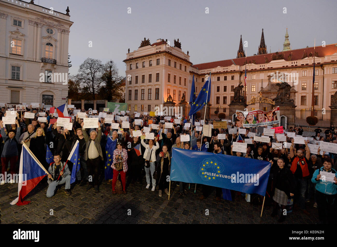 Prague, République tchèque. 17 octobre 2017. Le désaccord avec la politique du président Milos Zeman et d'un magnat de l'alimentation et des médias, Andrej Babis, a été le sujet principal du rassemblement intitulé "Messieurs, votre temps est terminé" qui s'est tenu au château de Prague, siège des chefs d'État tchèques, à Prague, République tchèque, le 17 octobre 2017. Les manifestants se sont également distancés de Zeman en déclarant la semaine dernière que l'annexion de la Crimée par la Russie était un fait accompli. Ils avaient les banderoles disant "la République tchèque n'est pas Milos Zeman". Crédit : Ondrej Deml/CTK photo/Alamy Live News Banque D'Images